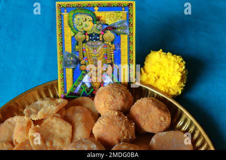 Verschiedene Prasadam/Angebot des Shree Dwarkadhish Tempels in einer Kupferplatte vor blauem Hintergrund/ Gujarat/Indien Stockfoto