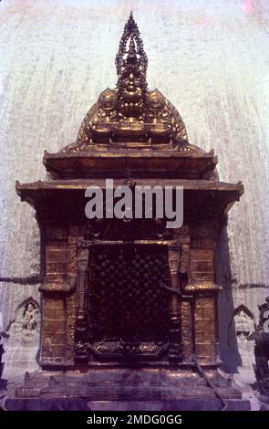 Krishna Mandir ist ein Tempel im Shikhara-Stil aus dem 17. Jahrhundert, erbaut von König Siddhi Narsing Malla. Es befindet sich am Patan Durbar Platz, der zum UNESCO-Weltkulturerbe gehört. Dieser antike Wohnort ist eine von Kathmandus drei königlichen Städten und bekannt für seine spektakuläre Handwerkskunst von erfahrenen Handwerkern und ist unvergleichlich in seiner Ausstellung der newarischen Architektur und der exquisiten Sammlung von Tempeln und Palästen im Pagoden- und Hindu-Stil. Stockfoto