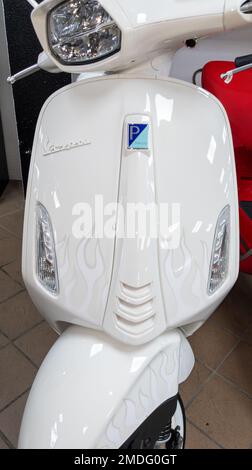 Bordeaux , Aquitaine Frankreich - 20 01 2023 : vespa, neue, moderne Neo Retro-Variante, limitierte Auflage Justin Bieber, italienischer Vintage-Look Stockfoto