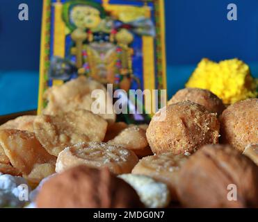 Verschiedene Prasadam/Angebot des Shree Dwarkadhish Tempels in einer Kupferplatte vor blauem Hintergrund/ Gujarat/Indien Stockfoto