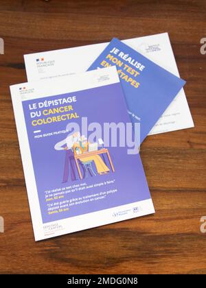 Bordeaux , Aquitaine France - 01 18 2023 : Praktischer Leitfaden zum eigenständigen Heimtest Screening Kolorektalkarzinom-Testset mit Beutel an Stockfoto