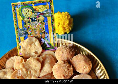 Verschiedene Prasadam/Angebot des Shree Dwarkadhish Tempels in einer Kupferplatte vor blauem Hintergrund/ Gujarat/Indien Stockfoto