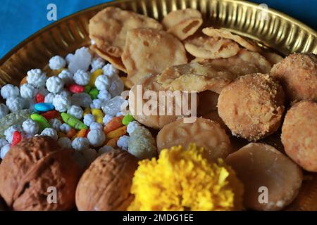 Verschiedene Prasadam/Angebot des Shree Dwarkadhish Tempels in einer Kupferplatte vor blauem Hintergrund/ Gujarat/Indien Stockfoto