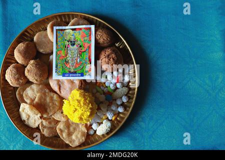 Verschiedene Prasadam/Angebot des Shree Dwarkadhish Tempels in einer Kupferplatte vor blauem Hintergrund/ Gujarat/Indien Stockfoto