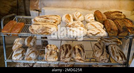 Brot, französischer Laib auf Regalen im Geschäft Backwaren, vollkörniges, handwerkliches Brot Stockfoto