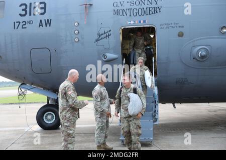 Soldaten des 1. Bataillons, 204. Luftwaffenartillerie-Regiment werden von Sergeant Major Robbye McMillan und Major Curwin Burk begrüßt, wenn sie einen C-17 Globemaster III an der Allen C. Thompson Field Air National Guard Base in Flowood, Mississippi nach Abschluss der Rotation „Rim of the Pacific“ in Fort Shafter, Hawaii, 23. Juli 2022. Während der Übung leisteten sie Luftverteidigung für die erste Multidomain-Task Force der Armee. RIMPAC bietet eine einzigartige Schulungsmöglichkeit und fördert und pflegt gleichzeitig kooperative Beziehungen zwischen den Teilnehmern, die für die Gewährleistung der Sicherheit von entscheidender Bedeutung sind Stockfoto