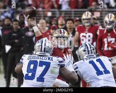 Santa Clara, Usa. 22. Januar 2023. San Francisco 49ers Quarterback Brock Purdy (13) tritt am Sonntag, den 22. Januar 2023, im ersten Quartal der NFC Divisional Playoffs im Levi's Stadium in Santa Clara, Kalifornien unter Druck von Dallas Cowboys Defensive Tackle Osa Odighizuwa (97) und Linebacker Micah Parsons (11). Der 49ers besiegte die Cowboys 19-12 und ging zur NFC-Meisterschaft gegen die Philadelphia Eagles über. Foto: Terry Schmitt/UPI Credit: UPI/Alamy Live News Stockfoto