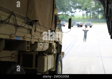 Soldaten mit dem 1. Bataillon, 204. Air Defence Artillery Regiment entladen ein M1078A1 Light Medium Tactical Vehicle (LMTV) auf der Allen C. Thompson Field Air National Guard Base, in Flowood, Mississippi, 23. Juli 2022. Die Einheit beendete vor kurzem ihre Rotation im Pazifik-Raum in Fort Shafter, Hawaii, und sie konnten ihre LMTVs mit Unterstützung des Luftlift-Flügels 172d, Mississippi Air National Guard, transportieren. RIMPAC bietet eine einzigartige Schulungsmöglichkeit und fördert und pflegt kooperative Beziehungen zwischen den Teilnehmern, die für die Sicherheit von Sea lan von entscheidender Bedeutung sind Stockfoto