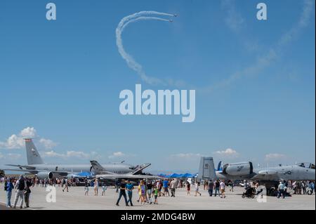 Das Team von Undaunted Airshows führt während des „Flight over the Falls“ des Military Open House in Montana am Luftwaffenstützpunkt Montana Air National Guard Base, Great Falls, Montana, am 23. Juli 2022 Akrobatik aus der Luft auf. Das 2-Schiff-Aerobatikteam ist aus dem pazifischen Nordwesten und fliegt mit dem Rufzeichen "Orca Flight". Stockfoto