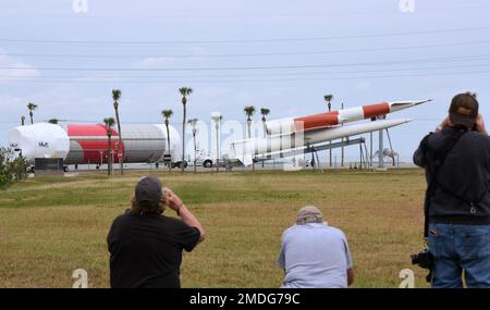 Cape Canaveral, Vereinigte Staaten. 22. Januar 2023. Die neueste Rakete der United Launch Alliance (ULA), der Vulcan Centaur (links), wird in der Nähe der Navaho-Raketenanlage nach ihrer Ankunft in der Raumstreitkräfte-Station Cape Canaveral in Cape Canaveral zu einer Verarbeitungsanlage transportiert. Die Rakete erreichte Port Canaveral letzte Nacht mit einem Frachtschiff von ULA's Raketenfabrik in Decatur, Alabama. Der Vulkanier wird noch in diesem Jahr seine Eröffnungsfeier starten. Kredit: SOPA Images Limited/Alamy Live News Stockfoto