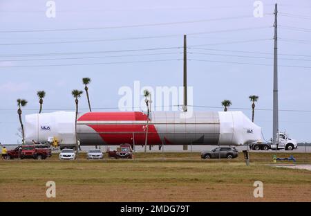 Cape Canaveral, Vereinigte Staaten. 22. Januar 2023. Die neueste Rakete der United Launch Alliance (ULA), der Vulcan Centaur, wird nach ihrer Ankunft in der Raumstreitkräfte-Station Cape Canaveral in Cape Canaveral zu einer Verarbeitungsanlage gebracht. Die Rakete erreichte Port Canaveral letzte Nacht mit einem Frachtschiff von ULA's Raketenfabrik in Decatur, Alabama. Der Vulkanier wird noch in diesem Jahr seine Eröffnungsfeier starten. Kredit: SOPA Images Limited/Alamy Live News Stockfoto