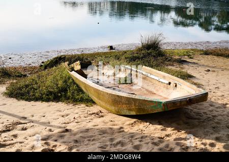 Das alte hölzerne Hossegor-Boot wurde am Sandstrand des Sees abgesetzt Stockfoto