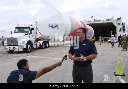 Gary Wentz, Vice-President of Government and Commercial Programs der United Launch Alliance, spricht zu den Medien, als die neueste Rakete des Unternehmens, der Vulcan Centaur, nach dem Abladen von einem Frachtschiff in Cape Canaveral in der Raumstreitkräfte-Station von Cape Canaveral eintrifft. Die Rakete traf letzte Nacht in Port Canaveral ein, nachdem sie von der ULA-Raketenfabrik in Decatur, Alabama, transportiert wurde. Der Vulkan wurde im LKW in eine Verarbeitungsanlage verlegt, um seine Markteinführung im Laufe des Jahres vorzubereiten. (Foto: Paul Hennessy/SOPA Images/Sipa USA) Stockfoto