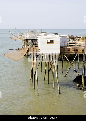 Hölzerne weiße französische Angelhütte an der Seeküste Meschers-sur-Gironde Stockfoto