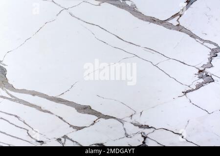 Stasuario, Blanco tranco oder White Carrara - natürlicher Marmorsteinhintergrund. Dunkelgoldgraue Streifen. Glatte und glatte Oberfläche zum Polieren von weißem Stein Stockfoto