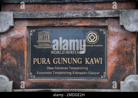 Ein UNESCO-Schild mit dem Weltkulturerbe „Pura Gunung Kawi“, den Gräbern der Könige auf der indonesischen Insel Bali Stockfoto