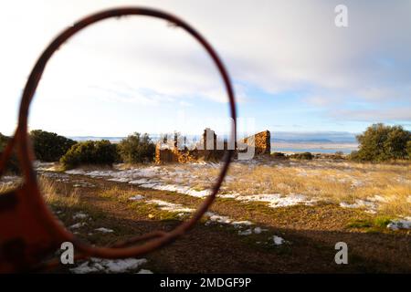 Alter Basketballkorb. Berrueco, Laguna de Gallocanta, Campo de Daroca, Zaragoza, Aragón, Spanien, Europa. Stockfoto