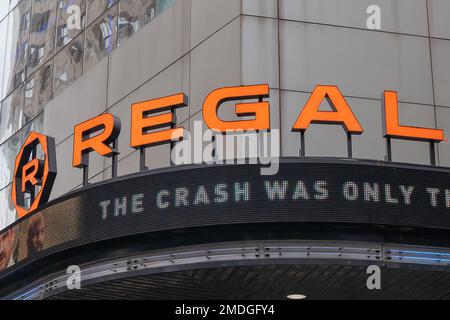 NEW YORK, NEW YORK - JANUAR 22: Königliches Festzelt über dem Eingang zum Regal Cinemas Multiplex im Viertel Union Square am 22. Januar 2023 in New York City. Cineworld plant die Schließung von 39 Regal-Standorten in den USA im Februar, ein Schritt, der jährlich $22 Millionen US-Dollar einsparen könnte, so die Muttergesellschaft Cineworld in den Dokumenten des Insolvenzgerichts. Kredit: Ron Adar/Alamy Live News Stockfoto