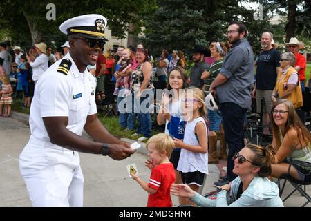 220723-N-YS525-003 CHEYENNE, WYO. (23. Juli 2022) – LT. Thomas Stone, Junior Officer of the Year des U-Boots USS Cheyenne (SSN 773) der Klasse Los Angeles, interagiert während der Feierlichkeiten der Frontier Days in Cheyenne, Wyoming, mit Kindern. Stone gehörte zu einem Viererkontingent der USS Cheyenne, das die namhafte Stadt des U-Boots besuchte, um ihre Navy-Geschichten zu erzählen und Beziehungen in der Gemeinde aufzubauen. Stockfoto