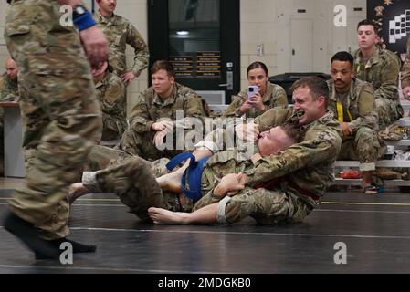 Die Teilnehmer nehmen am 23. Juli 2022 am 2022. Turnier der Ohio Army National Guard in der Armeestruktur von Generalleutnant Robert S. Beightler in Columbus, Ohio, Teil. Die USA Das Programm der Armeekämpfer verbessert die Kampfbereitschaft der Einheiten, indem sie den persönlichen Mut, das Vertrauen und die Widerstandsfähigkeit der Soldaten sowie ihre situationsbezogene Reaktionsfähigkeit auf Bedrohungen aus nächster Nähe im operativen Umfeld stärken. (Foto: SPC. Jessica Silhavy, 196. Mobile Public Affairs (Abteilung Öffentliche Angelegenheiten) Stockfoto