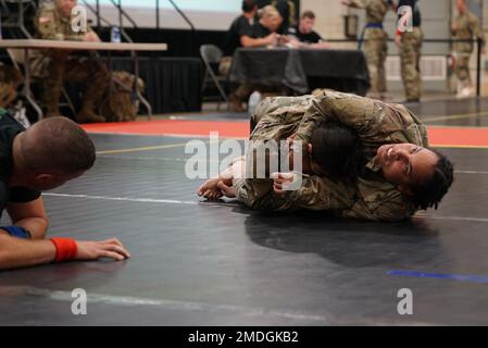 Die Teilnehmer nehmen am 23. Juli 2022 am 2022. Turnier der Ohio Army National Guard in der Armeestruktur von Generalleutnant Robert S. Beightler in Columbus, Ohio, Teil. Die USA Das Programm der Armeekämpfer verbessert die Kampfbereitschaft der Einheiten, indem sie den persönlichen Mut, das Vertrauen und die Widerstandsfähigkeit der Soldaten sowie ihre situationsbezogene Reaktionsfähigkeit auf Bedrohungen aus nächster Nähe im operativen Umfeld stärken. (Foto: SPC. Jessica Silhavy, 196. Mobile Public Affairs (Abteilung Öffentliche Angelegenheiten) Stockfoto