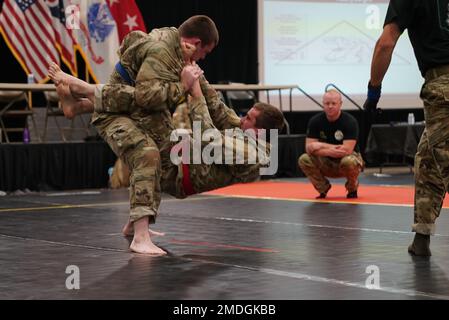 Die Teilnehmer nehmen am 23. Juli 2022 am 2022. Turnier der Ohio Army National Guard in der Armeestruktur von Generalleutnant Robert S. Beightler in Columbus, Ohio, Teil. Die USA Das Programm der Armeekämpfer verbessert die Kampfbereitschaft der Einheiten, indem sie den persönlichen Mut, das Vertrauen und die Widerstandsfähigkeit der Soldaten sowie ihre situationsbezogene Reaktionsfähigkeit auf Bedrohungen aus nächster Nähe im operativen Umfeld stärken. (Foto: SPC. Jessica Silhavy, 196. Mobile Public Affairs (Abteilung Öffentliche Angelegenheiten) Stockfoto