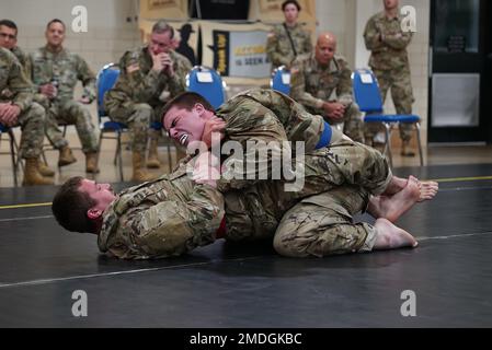 Die Teilnehmer nehmen am 23. Juli 2022 am 2022. Turnier der Ohio Army National Guard in der Armeestruktur von Generalleutnant Robert S. Beightler in Columbus, Ohio, Teil. Die USA Das Programm der Armeekämpfer verbessert die Kampfbereitschaft der Einheiten, indem sie den persönlichen Mut, das Vertrauen und die Widerstandsfähigkeit der Soldaten sowie ihre situationsbezogene Reaktionsfähigkeit auf Bedrohungen aus nächster Nähe im operativen Umfeld stärken. (Foto: SPC. Jessica Silhavy, 196. Mobile Public Affairs (Abteilung Öffentliche Angelegenheiten) Stockfoto