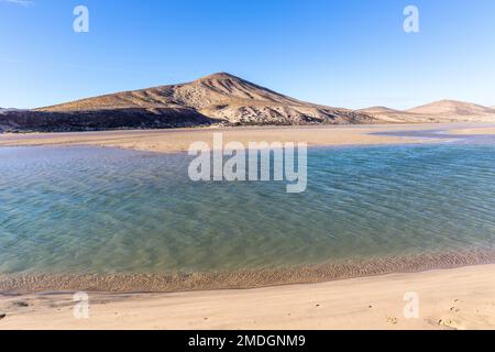 Wüstenhügel am Strand von Sotavento. Stockfoto