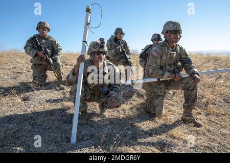 Combat Engineer Sappers vom 227. Brigade Engineer Battalion, Hawaii Army National Guard, bereiten Sie sich auf ein Ziel mit simuliertem bangalore Torpedo Sprengstoff während der Übungsrunde einer Feuerübung in Camp Roberts, Kalifornien, am 23. Juli vor. Die 227. BEB arbeitete während der gesamten Rotation der Exportable Combat Training Capability mit dem 1. Bataillon, dem 297. Infanterie-Regiment der Alaska National Guard zusammen, indem sie Ingenieure als Teil eines kombinierten Kampfteams während mehrerer Lageübungen bereitstellte. (Alaska National Guard Foto von Staff Sgt. Katie Mazos-Vega) Stockfoto