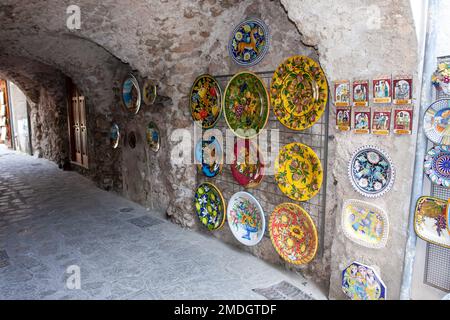 Handgefertigte Keramik zum Verkauf an der Plaza Central, Ravello, Italien Ravello ist eine Stadt und Comune oberhalb der Amalfiküste in der Provinz Stockfoto