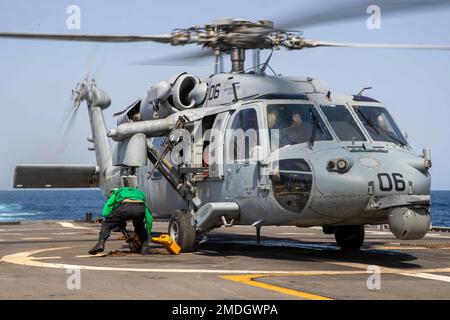 220723-N-NR343-1130 SEELEUTE IM ARABISCHEN MEER (23. Juli 2022), die den „SeerRittern“ des Helicopter Sea Combat Squadron (HSC) 22 zugeteilt sind, führen Flugeinsätze an Bord des Kampfschiffs USS Sioux City (LCS 11) im Arabischen Meer durch, Juli 23. Sioux City wird im US-5.-Flottengebiet eingesetzt, um die Sicherheit und Stabilität des Seeverkehrs im Nahen Osten zu gewährleisten. Stockfoto