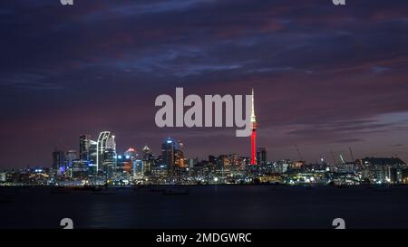 Der Auckland Sky Tower leuchtet rot und goldfarben und feiert das chinesische Neujahr. Stockfoto