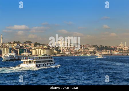 ISTAMBUL, TÜRKEI - 15. SEPTEMBER 2017: Vom Goldenen Horn aus hat man einen Blick auf das historische Viertel Fatih. Stockfoto