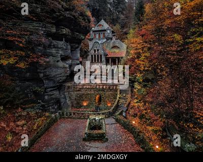 Hresko, Tschechische Republik - ein wunderschönes Steinhaus in der tschechischen Wildnis in der Nähe von Hresko im Herbst mit wunderschönem farbenfrohen Herbstlaub aus der Vogelperspektive Stockfoto