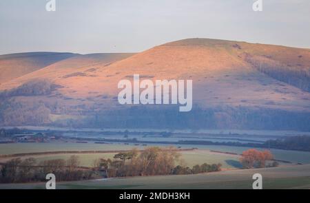 Wunderschöne Aussicht am frühen Morgen auf die südlichen Abfahrten und den Berg Caburn vom Beddingham Hill East Sussex South East England Stockfoto