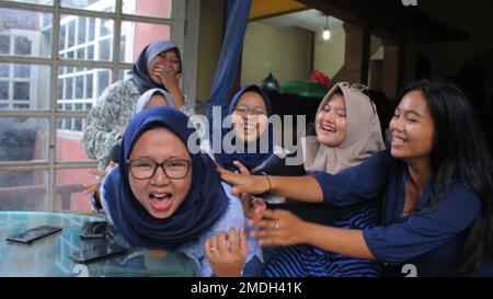 Jakarta, Indonesien - 02 24 2020: Frauen im Hijab, die zusammen lachen, wenn sie sich versammeln Stockfoto