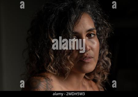 Nahaufnahme eines Nachtporträts einer Frau Stockfoto