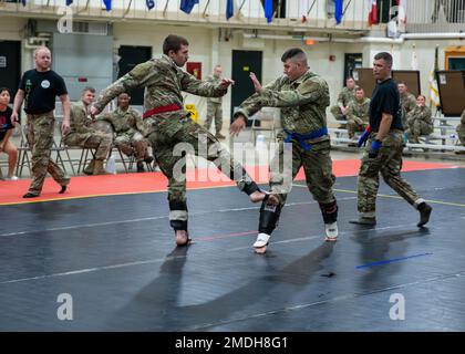 Die Teilnehmer nehmen am 23. Juli 2022 am Turnier der Nationalgarde von Ohio 2022 in der Armeestruktur von Major General Robert S. Beightler in Dublin, Ohio, Teil. Die USA Das Kämpferprogramm der Armee verbessert die Einsatzbereitschaft der Einheiten, indem der persönliche Mut, das Vertrauen und die Widerstandsfähigkeit der Soldaten sowie ihre situationsbezogene Reaktionsfähigkeit auf Bedrohungen aus nächster Nähe im Einsatzgebiet gestärkt werden. (Foto von SPC. Carleeann Smiddy, 196. Mobile Public Affairs) Stockfoto