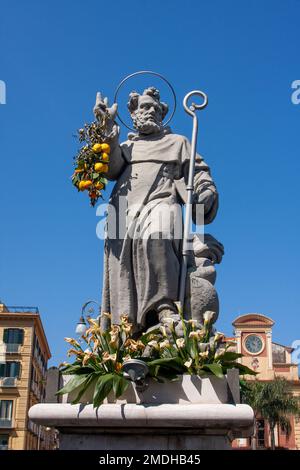 Statue des Heiligen Antoninus auf der piazza im Zentrum von Sorrent, Italien Stockfoto