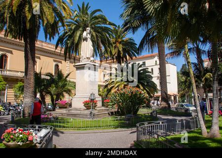 Statue des Heiligen Antoninus auf der piazza im Zentrum von Sorrent, Italien Stockfoto