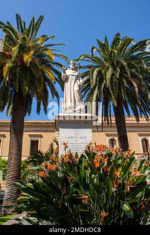 Statue des Heiligen Antoninus auf der piazza im Zentrum von Sorrent, Italien Stockfoto