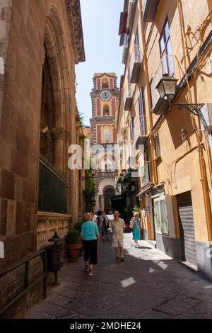 Enge Gasse im Stadtzentrum von Sorrent, Sorrent, Italien Stockfoto