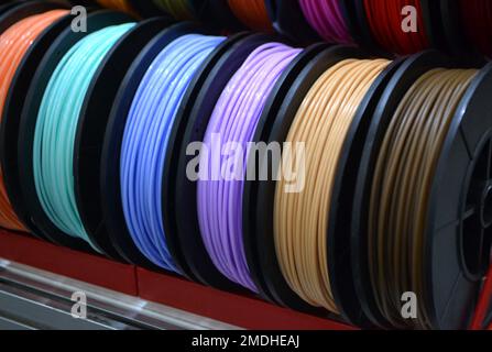 Viele mehrfarbige Filamentfäden für den Druck von 3D-Druckern. Materialspulen zum Drucken von 3D-Druckern. Spulen von 3D-Druckfilamenten in verschiedenen Farben. ABS-Kabel aus Kunststoff für 3D-Drucker Stockfoto