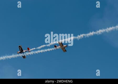 Das Team von Undaunted Airshows führt während des "Flight over the Falls" des Offenen Militärs von Montana am Luftwaffenstützpunkt Montana, Great Falls, Montana, am 24. Juli 2022 Akrobatik aus. Das zwei-Schiff-Aerobatikverband ist aus dem pazifischen Nordwesten und trägt das Rufzeichen ‚Orca Flight‘. Stockfoto