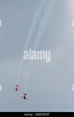 Das Team von Undaunted Airshows führt während des "Flight over the Falls" des Offenen Militärs von Montana am Luftwaffenstützpunkt Montana, Great Falls, Montana, am 24. Juli 2022 Akrobatik aus. Das zwei-Schiff-Aerobatikverband ist aus dem pazifischen Nordwesten und trägt das Rufzeichen ‚Orca Flight‘. Stockfoto