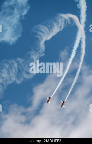 Das Team von Undaunted Airshows führt während des "Flight over the Falls" des Offenen Militärs von Montana am Luftwaffenstützpunkt Montana, Great Falls, Montana, am 24. Juli 2022 Akrobatik aus. Das zwei-Schiff-Aerobatikverband ist aus dem pazifischen Nordwesten und trägt das Rufzeichen ‚Orca Flight‘. Stockfoto