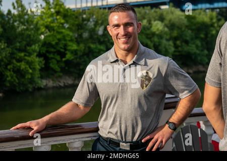 Der National Best Warrior Competition begann am 24. Juli 2022 mit einer Eröffnungszeremonie an Bord des General Jackson Showboat in Nashville, Tennessee. Vom 24. Bis 29. Juli 2022 nehmen vierzehn Soldaten der Nationalgarde am All-Guard National Best Warrior Competition Teil, vor allem in Camp Smyrna, Tennessee. Die besten Soldaten und nicht kommissionierten Offiziere aus New York, Rhode Island, West Virginia, Maryland, Tennessee, Minnesota, Texas, Nebraska, Wyoming, Oregon, Hawaii und die Utah National Guards treten bei mehr als 30 Veranstaltungen an, bei denen ihre militärischen Fähigkeiten, ihre körperliche Stärke und ihre Ausdauer auf die Probe gestellt werden Stockfoto