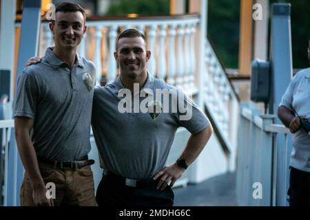 Der National Best Warrior Competition begann am 24. Juli 2022 mit einer Eröffnungszeremonie an Bord des General Jackson Showboat in Nashville, Tennessee. Vom 24. Bis 29. Juli 2022 nehmen vierzehn Soldaten der Nationalgarde am All-Guard National Best Warrior Competition Teil, vor allem in Camp Smyrna, Tennessee. Die besten Soldaten und nicht kommissionierten Offiziere aus New York, Rhode Island, West Virginia, Maryland, Tennessee, Minnesota, Texas, Nebraska, Wyoming, Oregon, Hawaii und die Utah National Guards treten bei mehr als 30 Veranstaltungen an, bei denen ihre militärischen Fähigkeiten, ihre körperliche Stärke und ihre Ausdauer auf die Probe gestellt werden Stockfoto