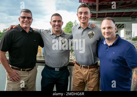 Der National Best Warrior Competition begann am 24. Juli 2022 mit einer Eröffnungszeremonie an Bord des General Jackson Showboat in Nashville, Tennessee. Vom 24. Bis 29. Juli 2022 nehmen vierzehn Soldaten der Nationalgarde am All-Guard National Best Warrior Competition Teil, vor allem in Camp Smyrna, Tennessee. Die besten Soldaten und nicht kommissionierten Offiziere aus New York, Rhode Island, West Virginia, Maryland, Tennessee, Minnesota, Texas, Nebraska, Wyoming, Oregon, Hawaii und die Utah National Guards treten bei mehr als 30 Veranstaltungen an, bei denen ihre militärischen Fähigkeiten, ihre körperliche Stärke und ihre Ausdauer auf die Probe gestellt werden Stockfoto