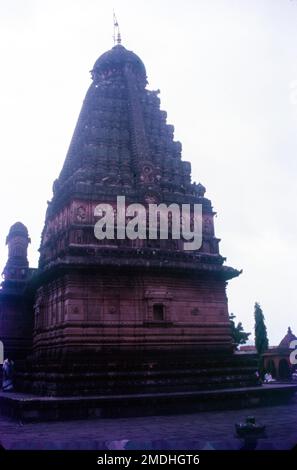 Grishneshwar Jyotirlinga Tempel, manchmal auch als Ghrneshwar oder Ghushmeshwar-Tempel bezeichnet, ist einer der Schreine, die Lord Shiva gewidmet sind und in der Shiva Purana erwähnt werden. Das Wort Ghrneshwara bedeutet "herr des Mitgefühls". Der Tempel ist ein wichtiger Wallfahrtsort in der Shaiva-Tradition des Hinduismus, der ihn als die zwölfte Jyotirlinga (Linga des Lichts) betrachtet. Diese Pilgerstätte befindet sich in Ellora (auch Verul genannt), weniger als einen Kilometer von den Ellora-Höhlen entfernt, die zum UNESCO-Weltkulturerbe gehören. Stockfoto